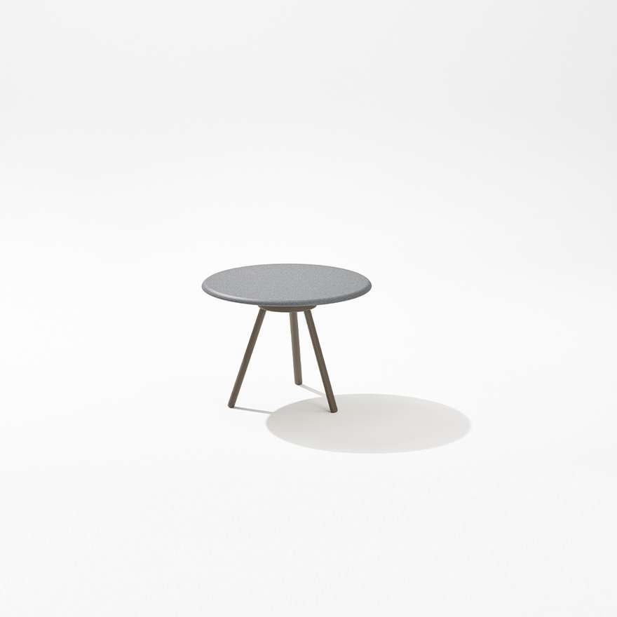 Zebra | Small table with top in speckled aluminium