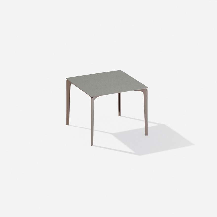 AllSize | Tavolo quadrato con piano in alluminio puntinato