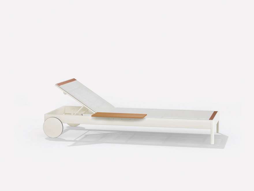 Solaris Evo | Sunlounger with castors and small table on the right Solaris Evo | Sunlounger with castors and small table on the right